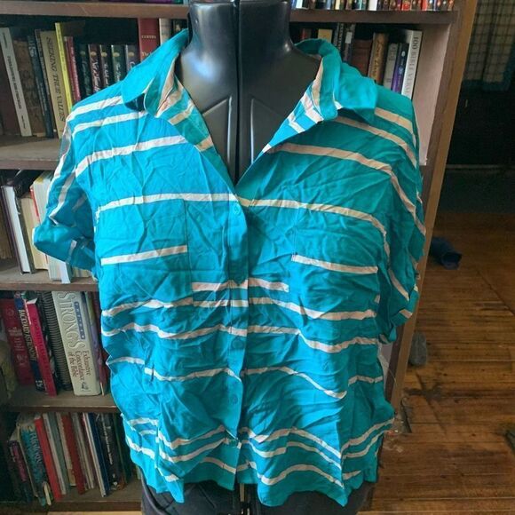 Lularoe M cropped blue striped button down crop top - Picture 1 of 4